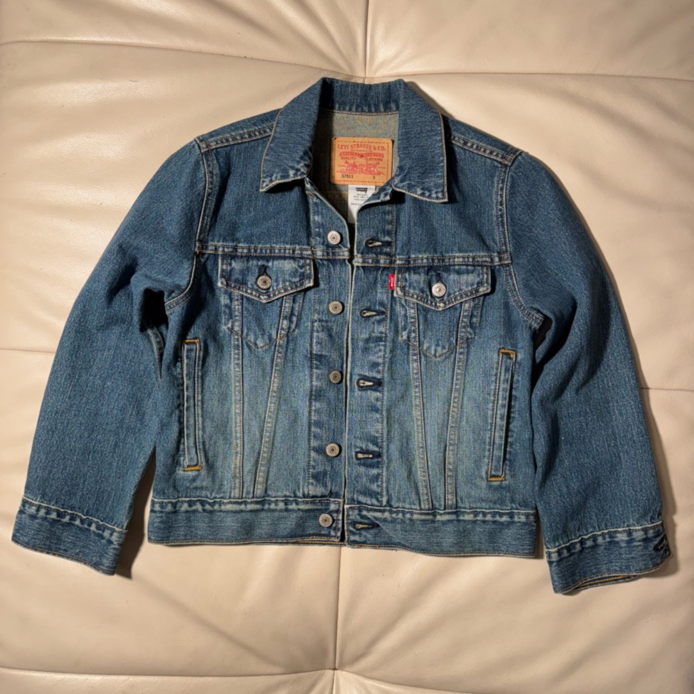 Levi's Women’s Jean Jacket Trucker Style with Shorter Silhouette and 3/4 Sleeve - Picture 11 of 15